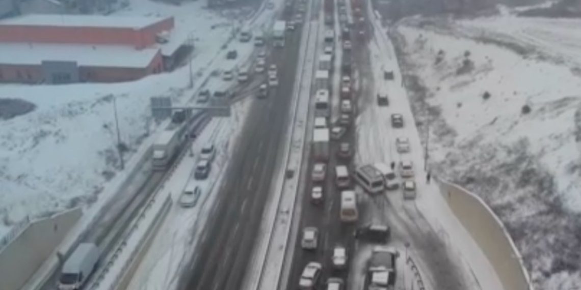İstanbul kara yeniden hazırlıksız yakalandı: Araçlar yollarda kaldı