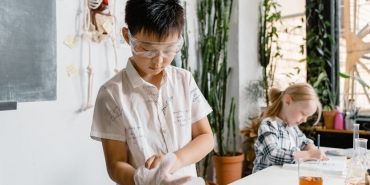 Izmir-Ekonomi8217de-Guvenlik-Skandali-Kiz-Ogrenci-Fotograf-Krizi-Sorusturmada-featured