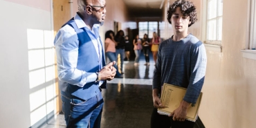 Ogretmen-Rolu-Mu-724-Iletisim-Hatti-Mi-MEB8217in-Projesi-Tartisma-Yaratti-featured