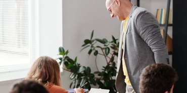 Rehberlige-Yonlendiren-Ogretmenin-Lastigini-Kesen-Veliye-Adli-Kontrol-featured