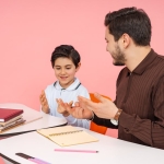 Egitimde-Yeni-Tehdit-Veli-Zorbaligi-Ogretmen-Otoritesini-Asindiriyor-featured