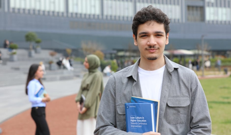 Universite-Personelinden-Hak-Talebi-Guclu-Egitim-Icin-Huzur-Sart-featured